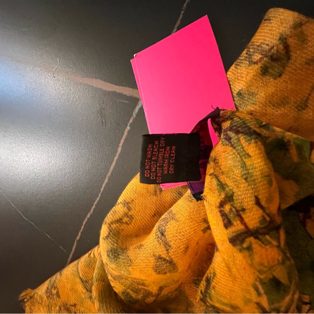 Floral wool scarf - Picture 8 of 11